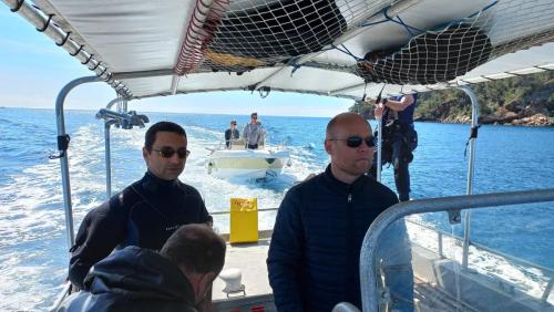 Au retour, un bateau en panne. Heureusement qu'il était moins gros que celui de l'aller, nous avons pu le prendre en remorque. Regardez comme Cédric à l'air sérieux