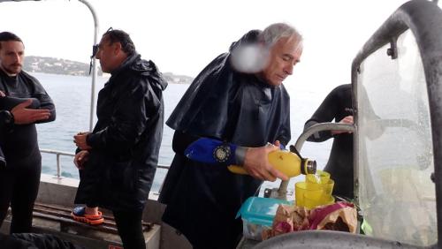 et rapidement hep Mr Roger un café...