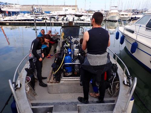 Plongée pour que  les moniteurs...Ah les salauds...non non, entrainement technique, pilotage, règles de sécurité, remontée d'une personne en détresse, contrôle du matériel...etc...on a pas chaumé. et une pensée pour Clothilde victime d'un accident de moto la veille. Bon rétablissement à toi et on te dédie cette première journée technique des moniteurs de manibulles. Ici briefing du pacha..