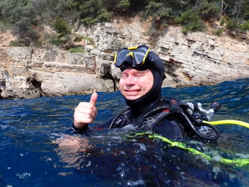 Enfin à l'eau. Là cédric vient il de marcher sur un oursin?