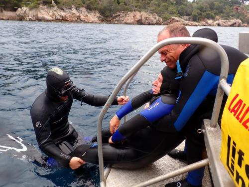 c'est claude qui fait l'effort ...ET Roger en tire la langue.