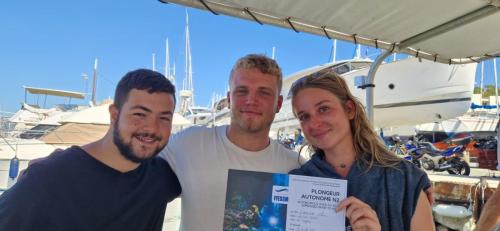 Oups..Clara, Mathis et Clément ont pris du galon..et la remise du diplôme  à été émouvante semble t'il.  Quelques photos pour y voir plus claire..