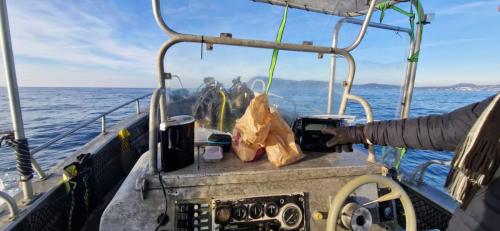Un petit déjeuner aussi comme d'hab...Mais pressés de découvrir ce que la mer nous réserve nous avons tous oublié l'eau chaude pour le café Vous remarquerez sur la photo une bouilloire trouvée au fond de la voiture pour tenter de palier à cet oubli....(Mais sans succès)