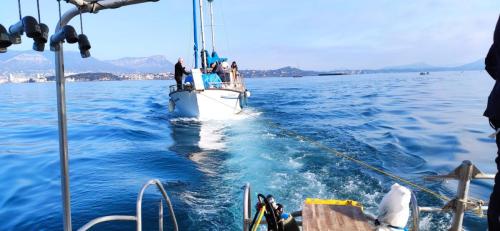 Pour couronner le tout un petit remorquage de bateau que nous avons trouvé à la dérive au milieu du chenal de Toulon