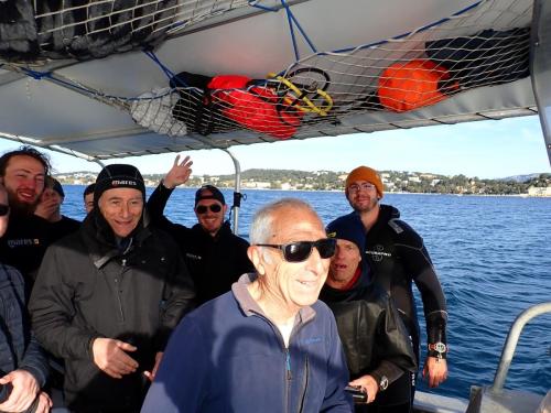 salut les cocos, tonton jean luc est de retour avec son appareil. plongée ce matin ciel lumineux temps calme. Pour la mer ce sera un peu l'inverse car agitée légèrement et visibilité moyenne, vent d'est mais alors une super bande de potes...bon manquaient nos sirènes...