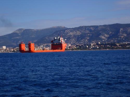 bonjour à chacun et aujourd'hui première plongée après carénage ...le bateau est au top. Voilà donc un curieux bateau que nous avons croisé à la sortie de la rade...ceux qui connaissent peuvent renseigner ce serait sympa. Bon en ce qui nous concerne direction l'anse aux blés..