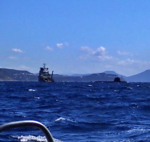 bon un sous marin en face de fabregas et une mer un peu formée.. surtout au retour. Cà commence bien. Visite de l'armée puis de la gendarmerie pour nous demander de passer plus au sud..