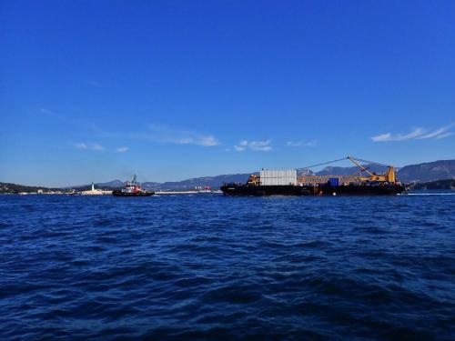 grosse barge ce dimanche pour aller à la  fourmigue de giens