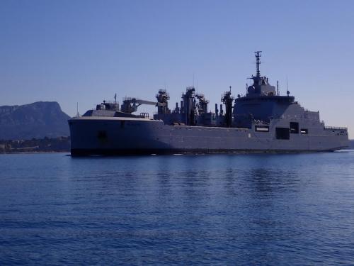 bien entendu  on a croisé un magnifique bâtiment militaire (ravitailleur). On avait le plein si non ??