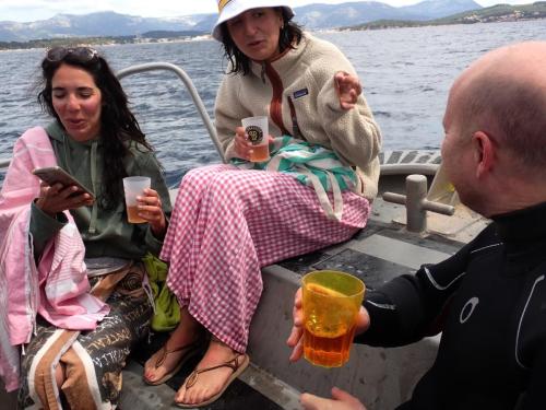 ces deux là ne s'en laissent pas compter...à la votre les filles. Jamais d'eau entre deux verres de vin
