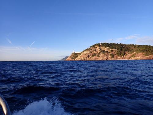 Et part ce temps magnifique, Jason ayant chassé les nuages et calmé la mer tempétueuse, en colère d'avoir perdu son trésor, que bulle s'élança à la recherche de l'arche… que dis je de l'arche..de la roche à l'arche et pour les plus intrépides de la roche bleue, celle qui donne la couleur à cette mer….