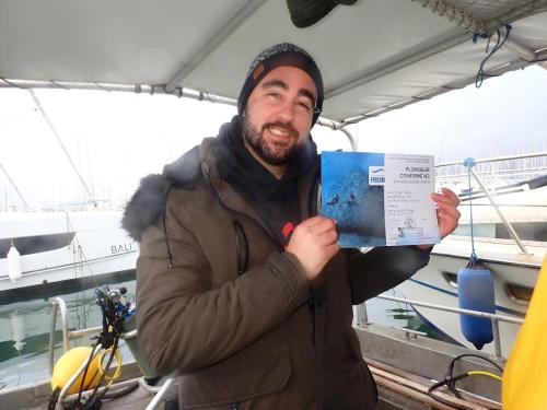 on l'a chopé au réveil...diplôme du meilleur dormeur sur le bateau.. ca s'arrose 