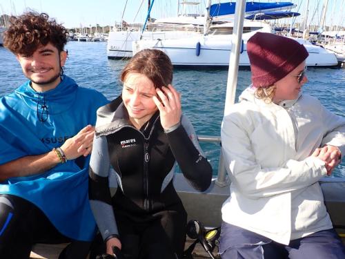 Mais cela s'est passé ce matin avec des jeunes plongeurs à ste Marguerite et Roger avait raison concernant la météo. sans problème.Ce que j'ai le plus apprécié ... et bien c'est le réosé fruité ... bon ah oui, j'avais oublié, on a aussi plongé. En ce qui me concerne avec une jeune niveau Anne ... Bonne plongeuse et même pas froid ... elle est au centre